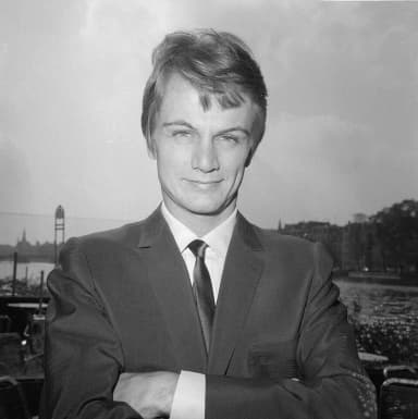 Claude François: De Franse zanger Claude François gaf een persconferentie in de tuin van het Amstelhotel