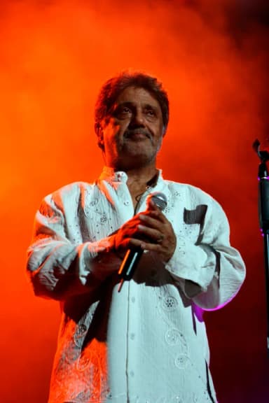 Dariush performing