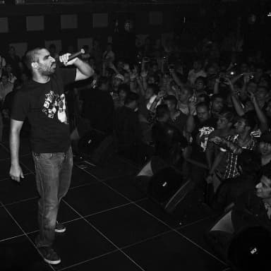Hichkas performing