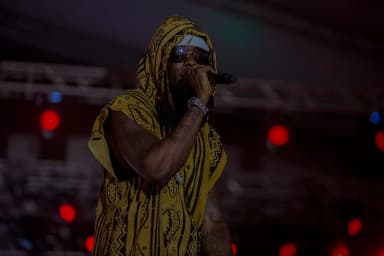 Himra performing