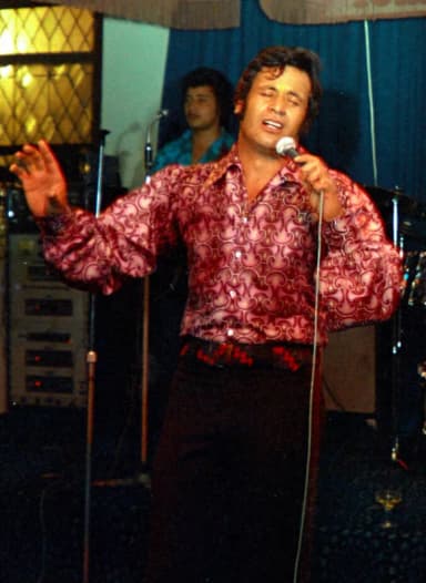 Sir Howard Morrison: Howard Morrison performing at the Station Hotel in Beach Road, Auckland, December 1971. Auckland Libraries Heritage Collections 1269-19711229-13