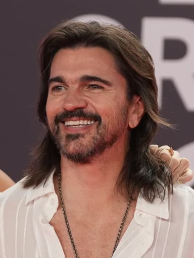 Juanes: El presidente de la Junta de Andalucía, Juanma Moreno, ha asistido hoy en el Palacio de Congresos y Exposiciones de Sevilla a la gala de los Latin GRAMMY a la