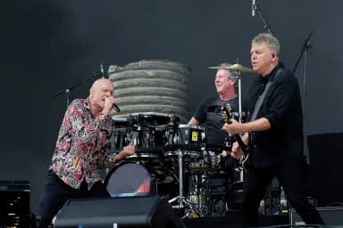 Midnight Oil: Midnight Oil en concert lors du festival des vieilles charrues 2022.