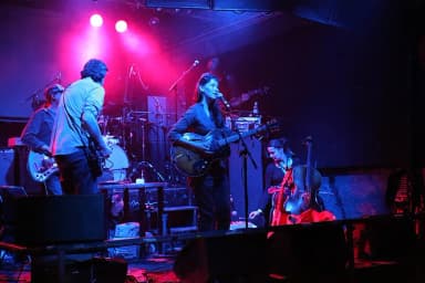 Nive Nielsen & The Deer Children performing in Vienna