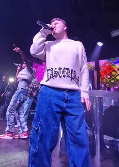 Quevedo: Quevedo en un concierto en Madrid en 2023, junto a su amigo Juseph (izq.)