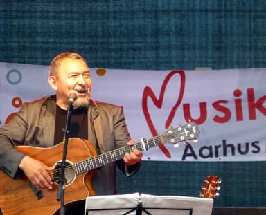 Rasmus Lyberth performing with a guitar