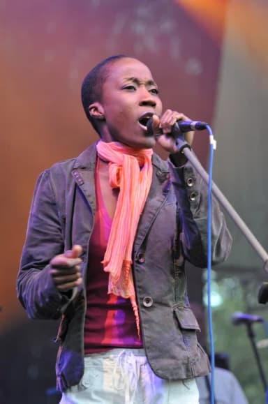 Rokia Traoré: Rokia Traoré singing.