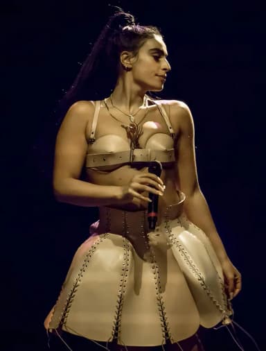 Sevdaliza performing