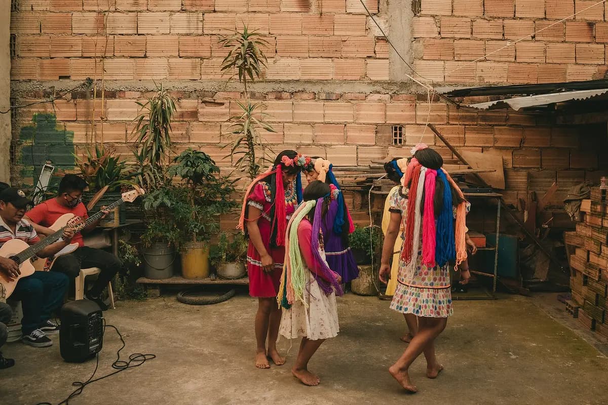 Colombia: Una de las manifestaciones culturales más importantes de la comunidad indígena Embera Chamí en Colombia es la danza, la cual está profundamente ligada al