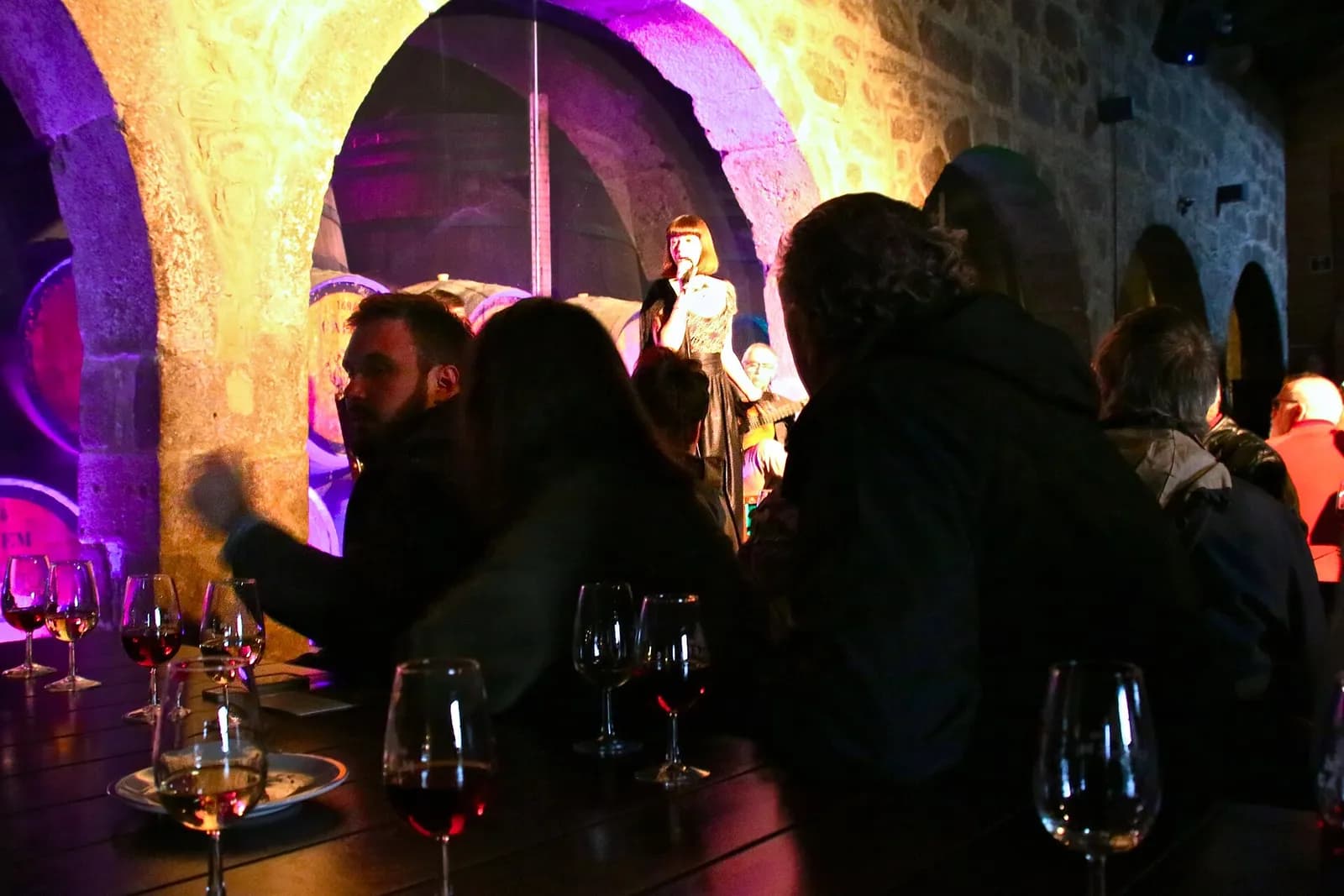 Portugal: Visite de la cave de vin de Porto Calem et spectacle fado combiné. Barges servant à transport les futs de porto sur le Douro