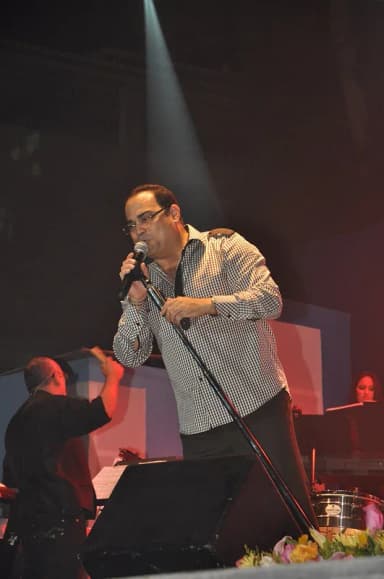 Gilberto Santa Rosa: Concierto de Gilberto Santa Rosa en Piñas, Alcalde Joseph Cueva entrego de regalo una placa y cuadro del artista Luis Moscoso