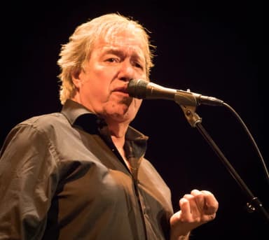 Sergio Godinho: Sérgio Godinho performs with Sérgio Godinho at the stage of Cosmopolite. The concert took place on 17. February 2017 in Oslo. Lineup:Sérgio Godinho
