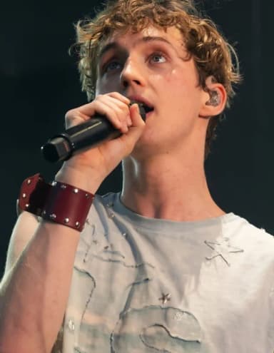 Troye Sivan: Troye Sivan performing 1999 at Primavera Sound 2024